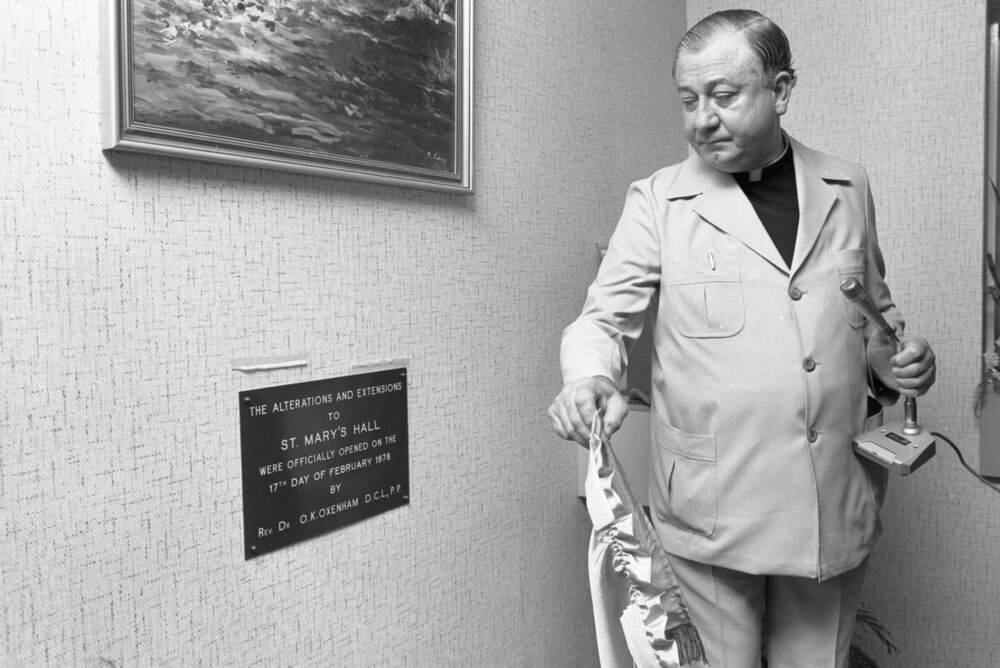 Rev. Dr. O. K. Oxenham unveiling commemorative plaque at the reopening of St Mary's Hall after refurbishment, Woodend, Ipswich, Queensland, February 1978