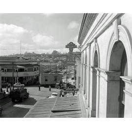 House removal travelling through town, Brisbane Street, Ipswich, 1957