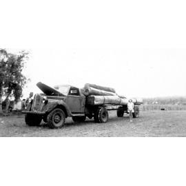 Loading logs on farm at Ironpot Creek, Blacksoil, Ipswich, 1948