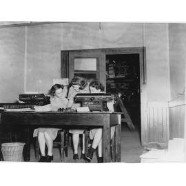Typing school during the Second World War with members of No. 3 Aircraft Depot of the Amberley Airbase, 1943