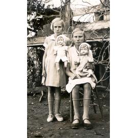 Una Olga and Coral Ruth Lyon, Marburg, Ipswich, c.1936
