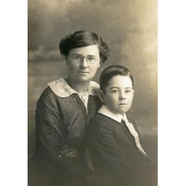 Portrait of James Thomas Finimore with his mother, Ave, Ipswich, c.1912