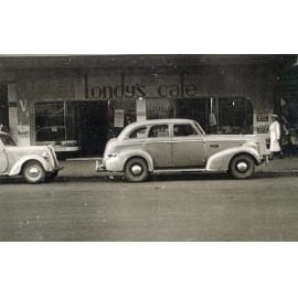 Cars parked outside Londy's Cafe, 165 Brisbane Street, Ipswich, 1940s