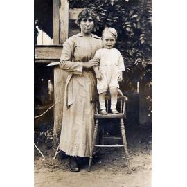 Hilda Cornelia Lyon and son, Leonard, Marburg, Ipswich, c.1919