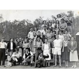 Members of the Thistles Men's and Ladies Hockey Club, with families, at Colleges Crossing, Chuwar, Ipswich, 1949