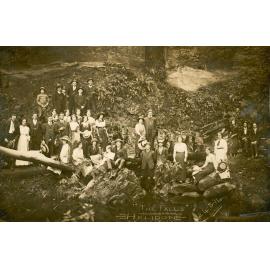 Unidentified group of people, at The Falls, Helidon, near Ipswich, 1914