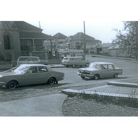Holdens in front of the old Ipswich Courthouse on the corner of Roderick and East Streets, Ipswich, 1959