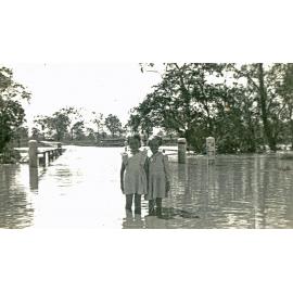 Seven Mile Bridge, Ipswich-Rosewood Road, in flood, Rosewood, Ipswich 1946