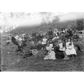 End of year picnic excursion, Class V, Ipswich, 1890s