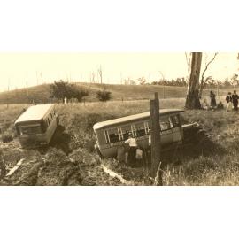 Pioneer buses bogged during a day out at Lake Manchester for QT employees, in the mid 1920s