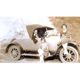 Queenie Jones with unidentified man and Marjorie Barnett in car, Currumbin, 1920s