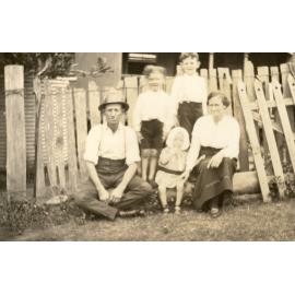 O'Connell family, Bergin's Hill, Bundamba, Ipswich, 1923