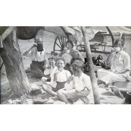 O'Connell family picnic at Colleges Crossing, Chuwar, Ipswich, 1923