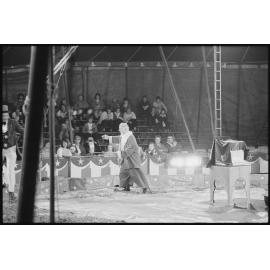 Two unidentified performers in circus act, Ipswich, July 1985