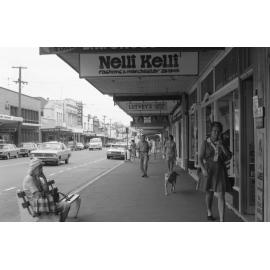 People shopping on Brisbane Street, Ipswich, 17th October 1977