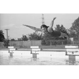 Carolyne Ronan diving at Jim Gardner Pool, Ipswich, 18th October 1977