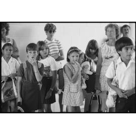 Unidentified primary school students with parents, first day of school, Ipswich, January 1986