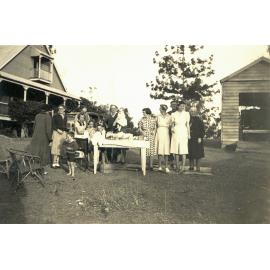 Jones family entertaining members of the AIF and their families at Oakleigh (house), Redbank Plains, Ipswich, 1942