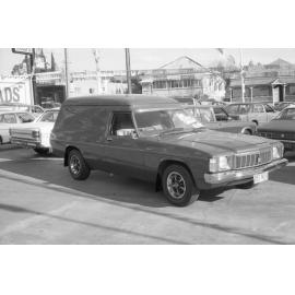 Holden HX Sandman panel van (1976), car advertisement for Currie Motors, Ipswich, August 1980