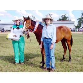 Two unidentified handlers with a horse, Ipswich, June 2003