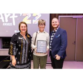 Mayor Teresa Harding with artist Mandy Carter and Councillor Andrew Fechner at the Ipswich Art Awards, 2022