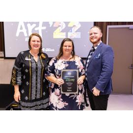 Mayor Teresa Harding with artist Melissa Kirchner and Councillor Andrew Fechner at the Ipswich Art Awards, 2022