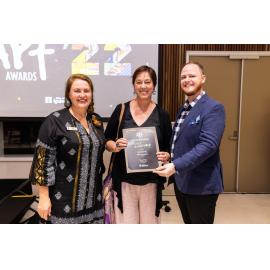 Mayor Teresa Harding with artist Peta Harvey and Councillor Andrew Fechner at the Ipswich Art Awards, 2022