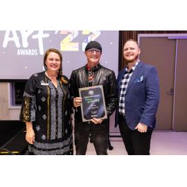 Mayor Teresa Harding with artist Robin Auld and Councillor Andrew Fechner at the Ipswich Art Awards, 2022