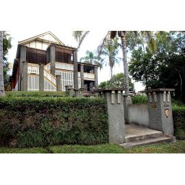 Zonta Heritage Tour of Allowah House - Owner of the house Jan Martin (seated) with Zonta member Bev Johnson, Ipswich, July 2004 