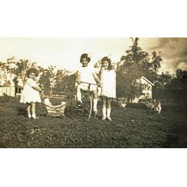Edna, Dulcie and Del Foote at their home at Rockdale Farm, Peak Crossing, Ipswich, ca. 1930