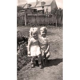 Young children in backyard of home on Brisbane Street, West Ipswich, 1948