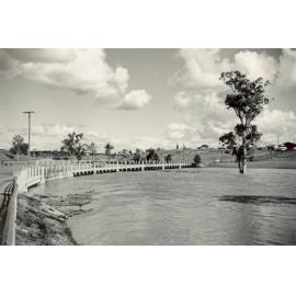 One Mile Bridge, Leichhardt, Ipswich, during flood  possibly 1947