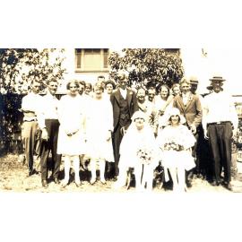 Noble wedding family group, North Ipswich, 1931