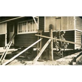 Relocating house from Woodford Street to 4 Shine Street, One Mile, Ipswich, 1939