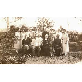 Family of John P. Brown, Lanton Park, Flinders, near Peak Crossing, Ipswich, c. 1910