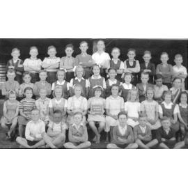 Marburg Rural School students, Grades 2 and 4, Marburg, Ipswich, 1949