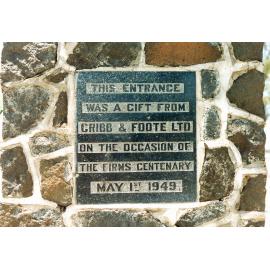 Cribb & Foote memorial gates plaque, 133 Chermside Road, East Ipswich, 1991